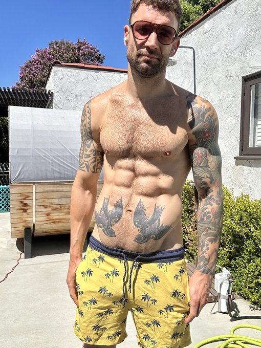 Shorts... On? Half down? Or Off? 🤷🏻&zwj;♂️😜🥖🇫🇷👀 https://t.co/SovE7XAC0Z<a href="/tag/callmedaddy"class="tags"><span>#callmedaddy</span></a>