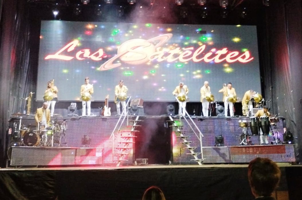 ChantadaConcell's tweet photo. A Orquesta Los Satélites xa comezou na praza de Santa Ana. Ás 22:45 h. será a quenda de América de Vigo na rúa Xoán XXIII. Despois fogos artificiais para seguir co segundo pase de ámbalas dúas orquestras. Feliz luns de "Festas de Chantada 2023".
#FestasdeChantada #Chantada https://t.co/BfxdpZH4Ps
