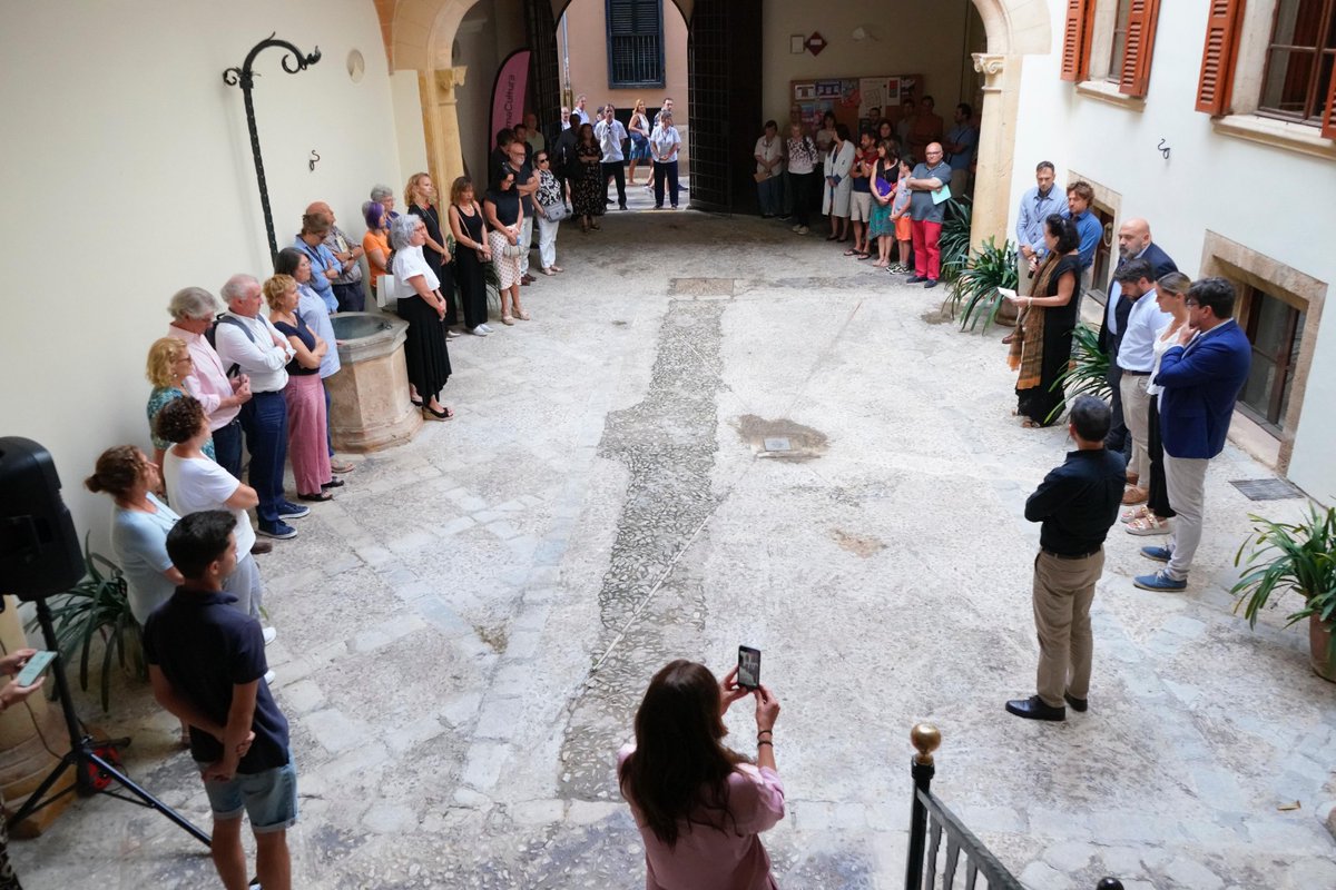 Hoy hemos rendido homenaje a María José Massot, historiadora, investigadora y funcionaria de Cort. Agradecidos por su compromiso con el mundo de la cultura, su excelente trabajo y su dedicación.

Siempre permanecerá en nuestro recuerdo.