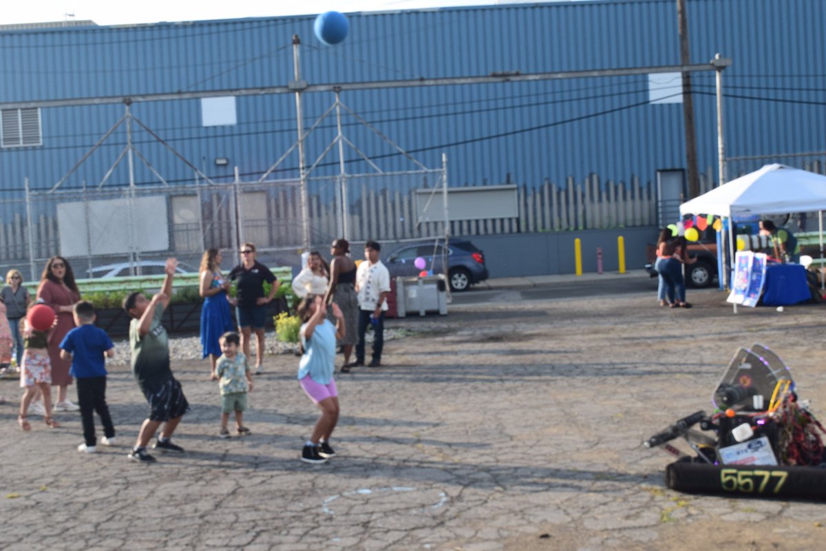 Had so much fun at the Cadillac Urban Gardens Flora Fiesta. Thank you so much for inviting us!
#cadillacurbangardensonmerritt #cadillacurbangardens #gradens #nonprofit #support #community #communityoutreach #entertainment #shiwcasing #offseason #stemeducation #stem #havingfun