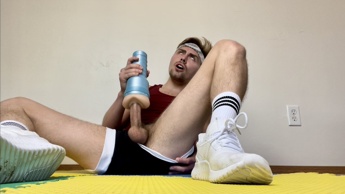 ColbyJaxxx's tweet photo. workout has to wait, i have important things to attend to https://t.co/FBUdDAz3nl