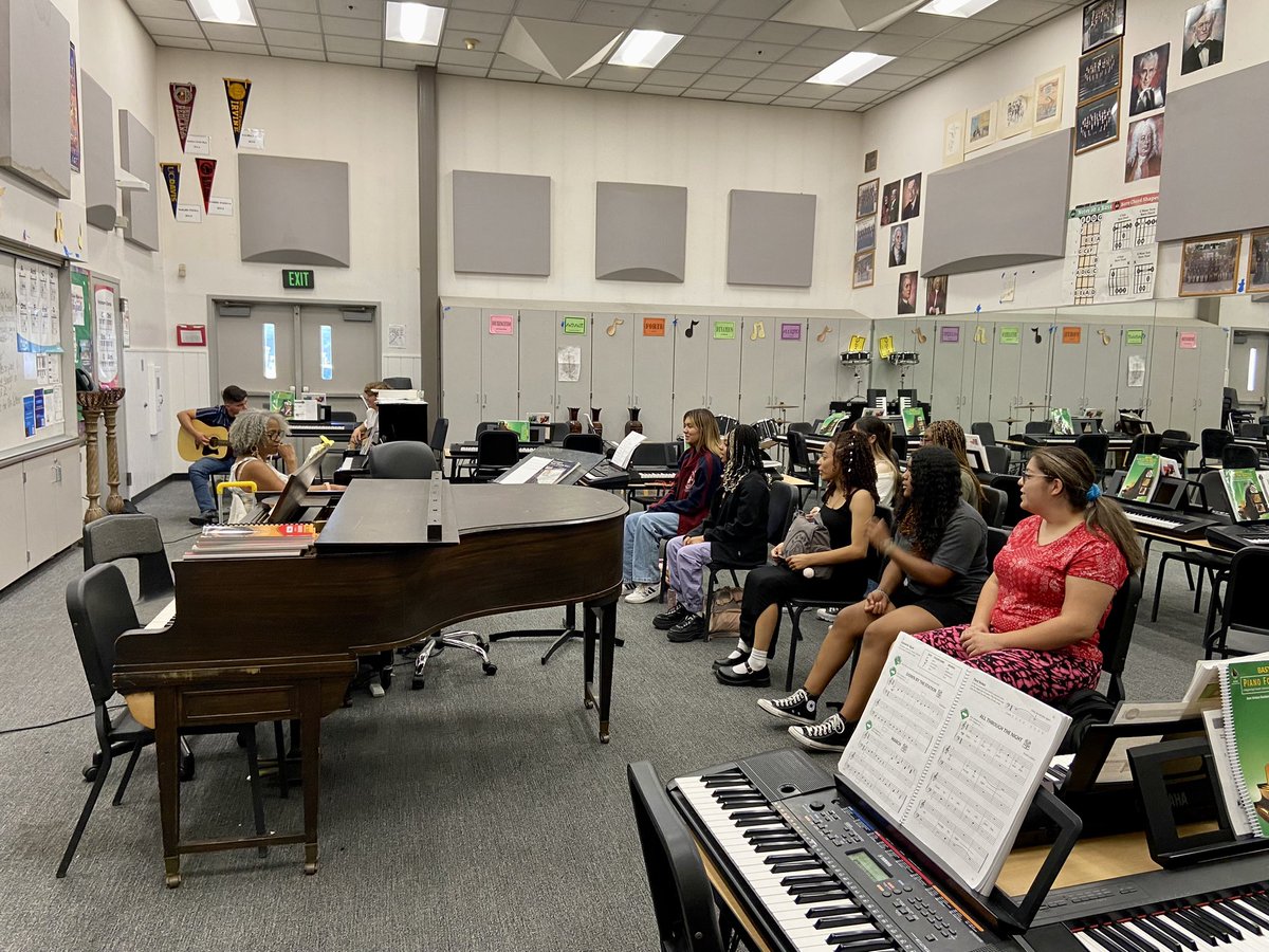 wpdanielsjr's tweet photo. Proud to join @KaiserHighCats and @FUSD_Supt on campus this morning. Students and staff were warm and friendly while focused on their classes. The school exudes a shared pride and the Cats are definitely on the prowl for an exciting and rewarding school year! #IBelieveinFUSD https://t.co/AxfAucNcLZ