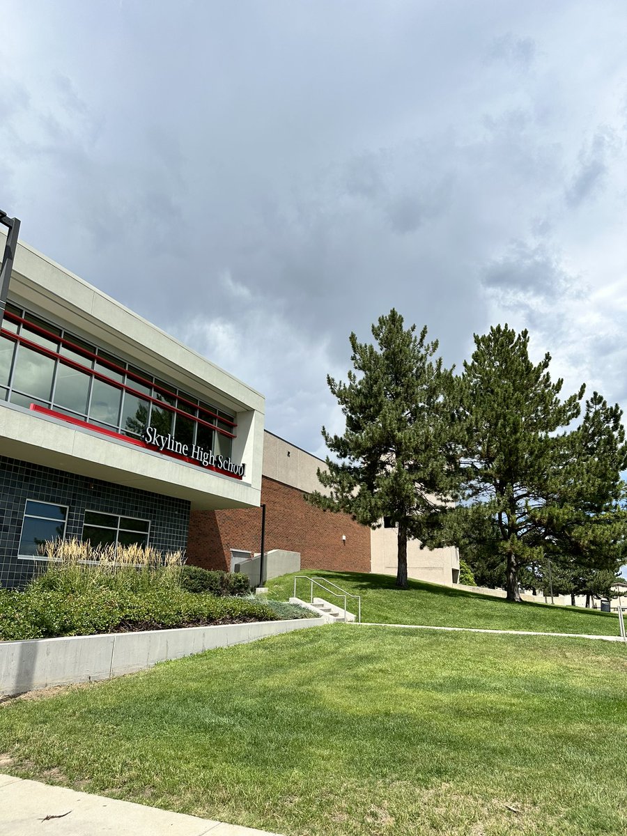 Kudos to our amazing grounds crew for their impeccable dedication in maintaining our school grounds! The beautifully manicured campus @SkylineFalcons creates a wonderful environment for students to thrive.