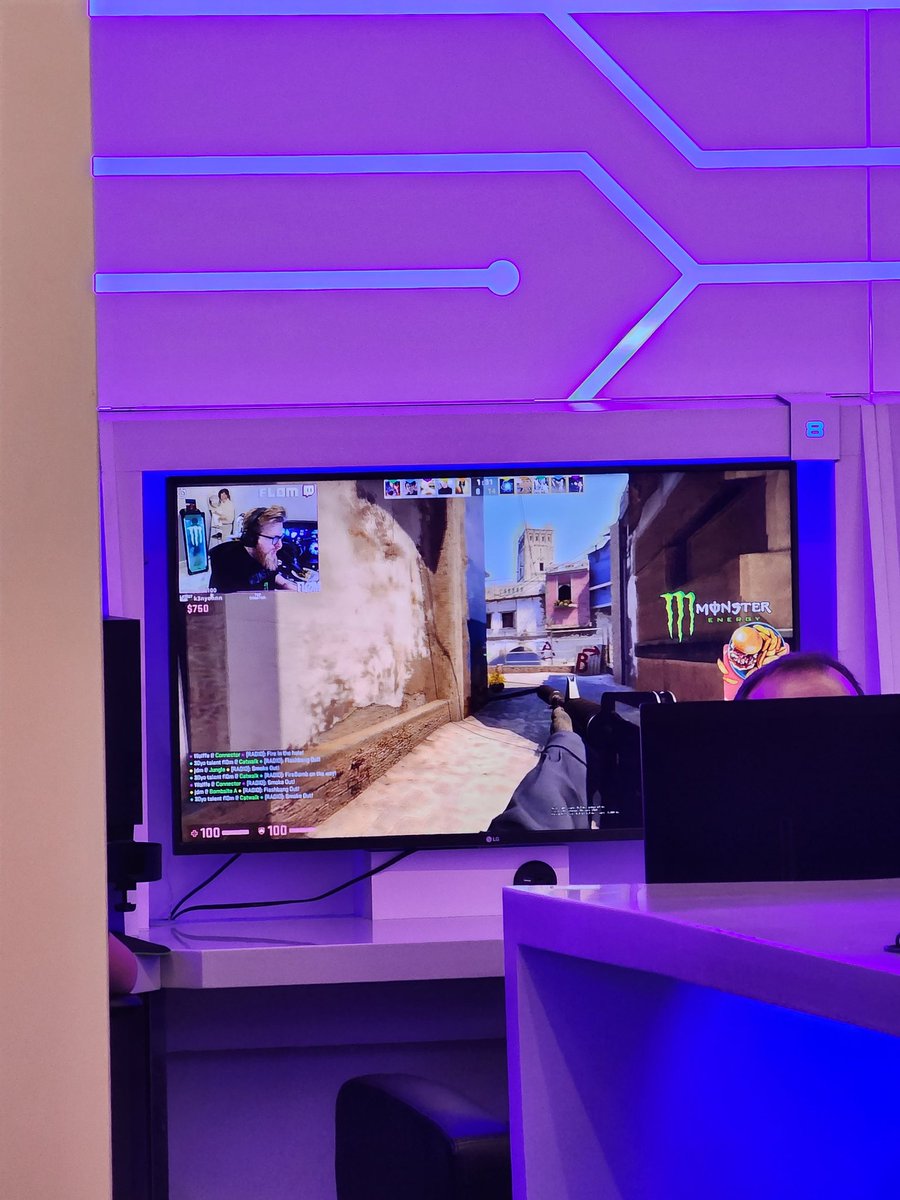 ItsDroopyBird's tweet photo. Someone is watching a @fl0m stream in the LA airport lmao https://t.co/MOgFeYRKaF