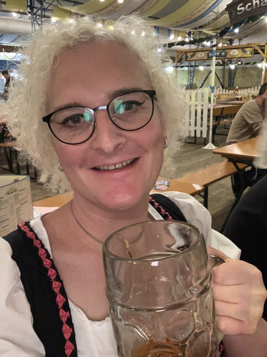 anny_goerl's tweet photo. Immer noch vorzeigbar nach einem Abend im Bierzelt. #happytrans https://t.co/pttXRof3Ox