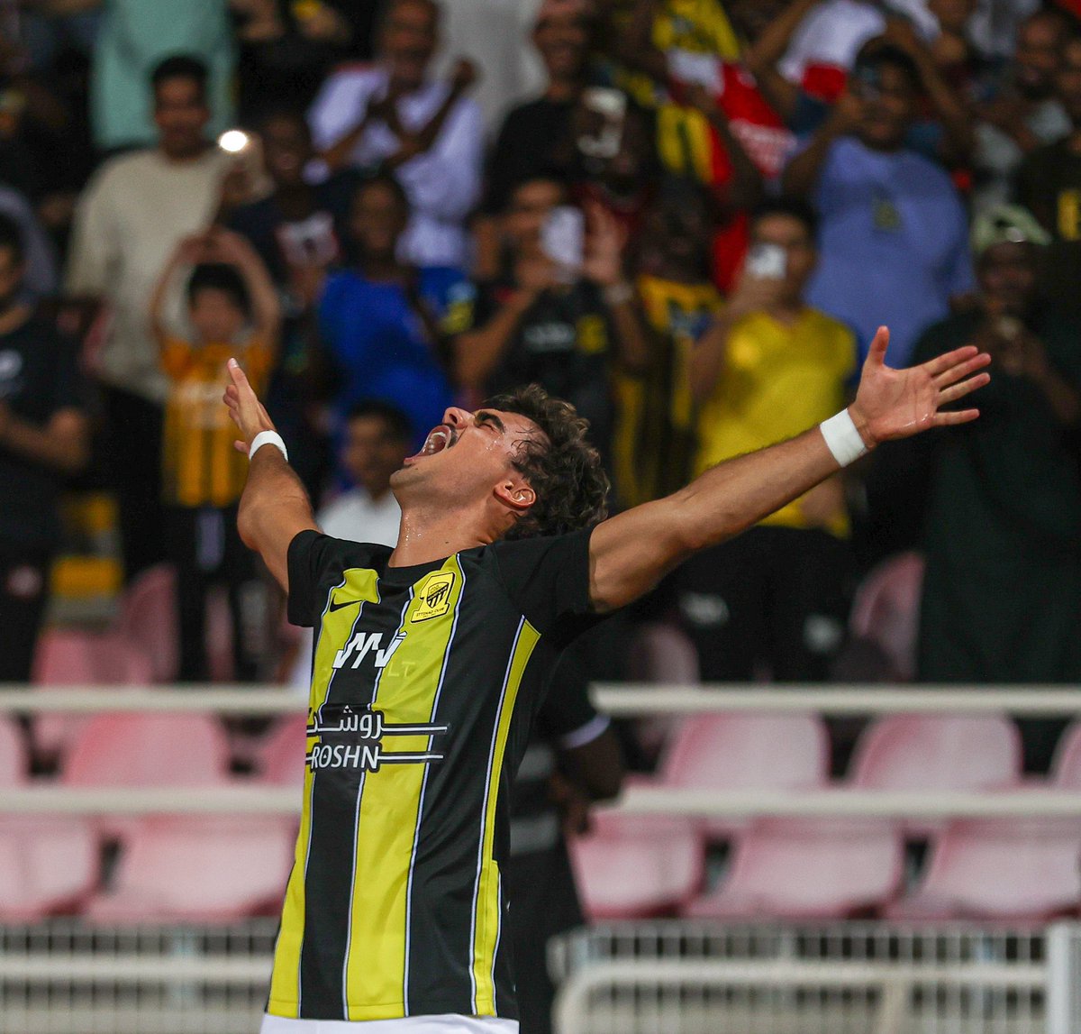 Aymanssr's tweet photo. 🐅 on the wing 💛🖤 https://t.co/DRxeL1uPYL