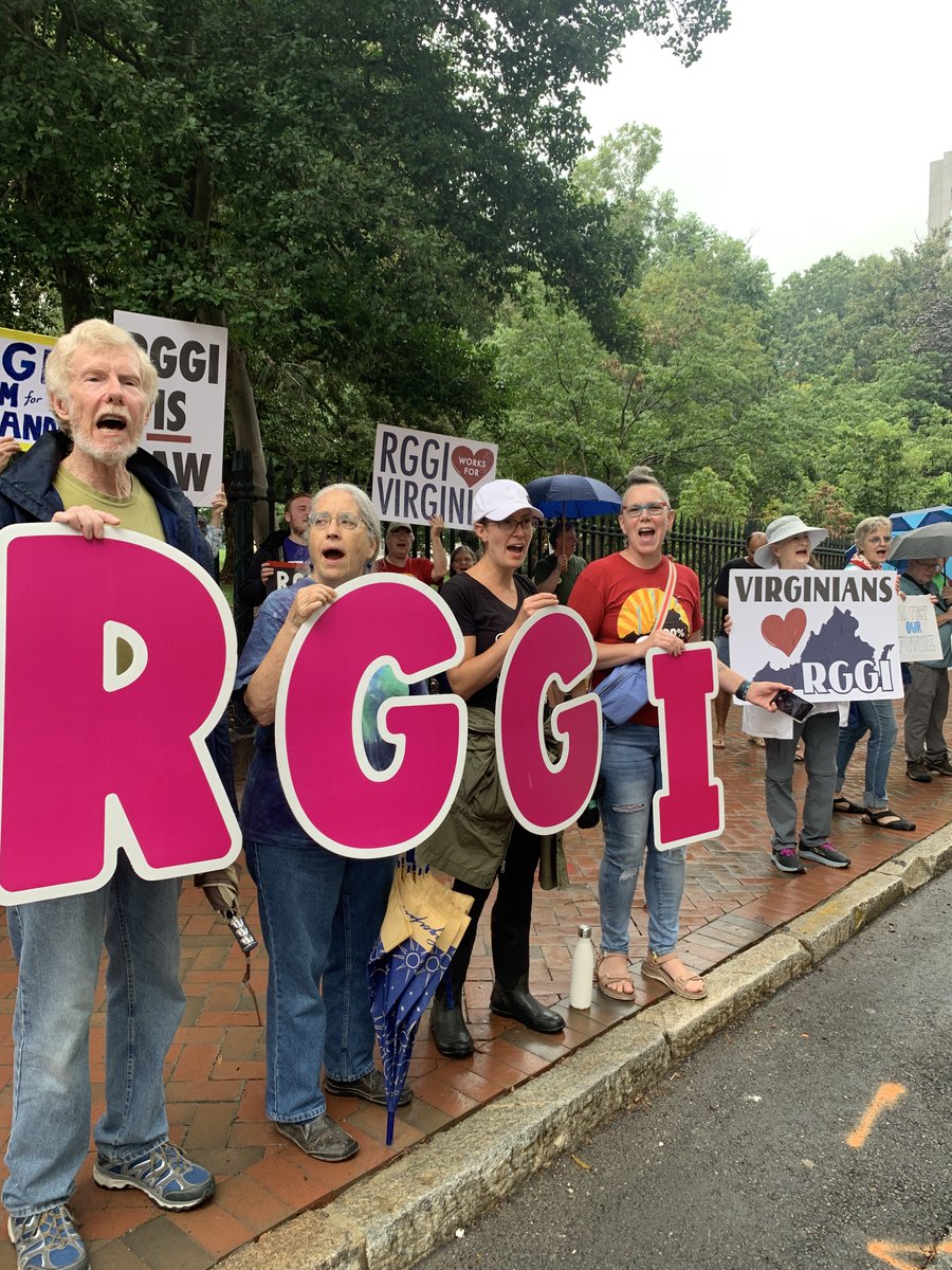 AppVoices's tweet photo. Folks across the commonwealth showed up for the Regional Greenhouse Gas Initiative today! At the Richmond rally, protesters gathered in front of the state capitol to remind #GovernorVA that #RGGI is the law! (🧵1/4) #StayInRGGI #RGGIisLaw @CCAN @vasierraclub @VirginiaLCV https://t.co/kprtjpfVIU