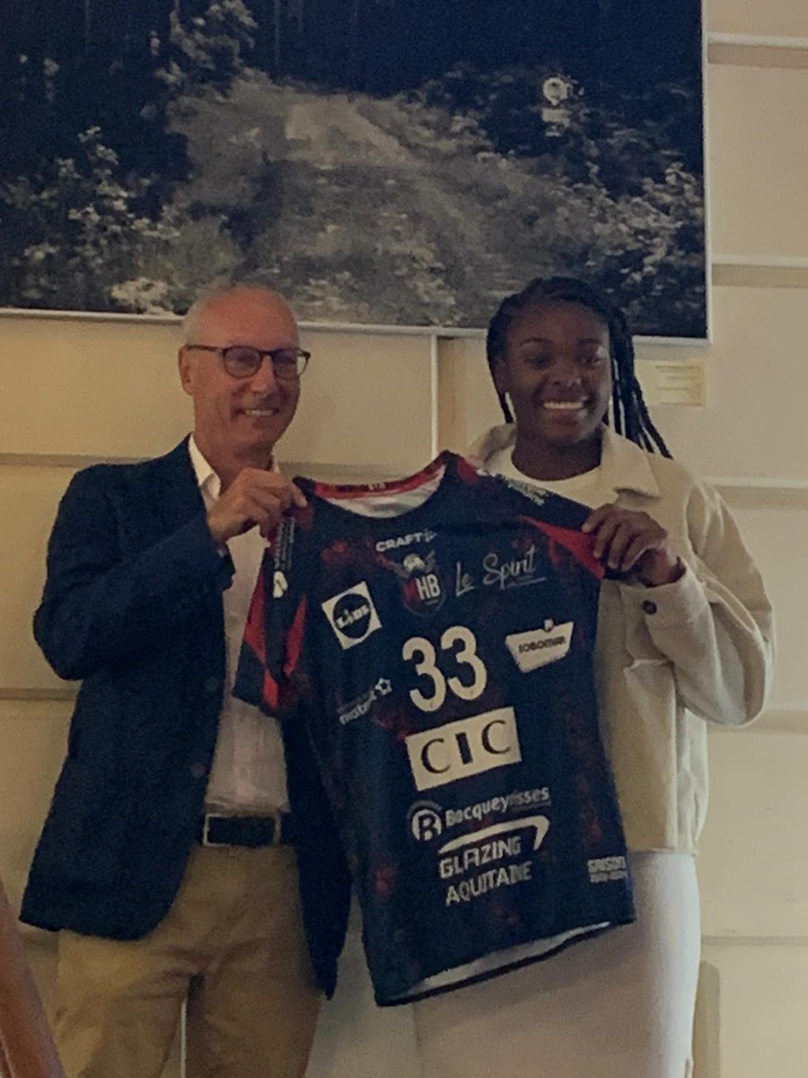 FrancisRiether's tweet photo. Lancement de la saison pour le @MHB33   Merignac Handball club  féminin. Au nom d'@EDF_Aquitaine j'ai remis le maillot de la saison à une des gardiennes. #partenariat #Bonnechance aux joueuses pour cette nouvelle saison. @merignac https://t.co/iWvs5MUD7E