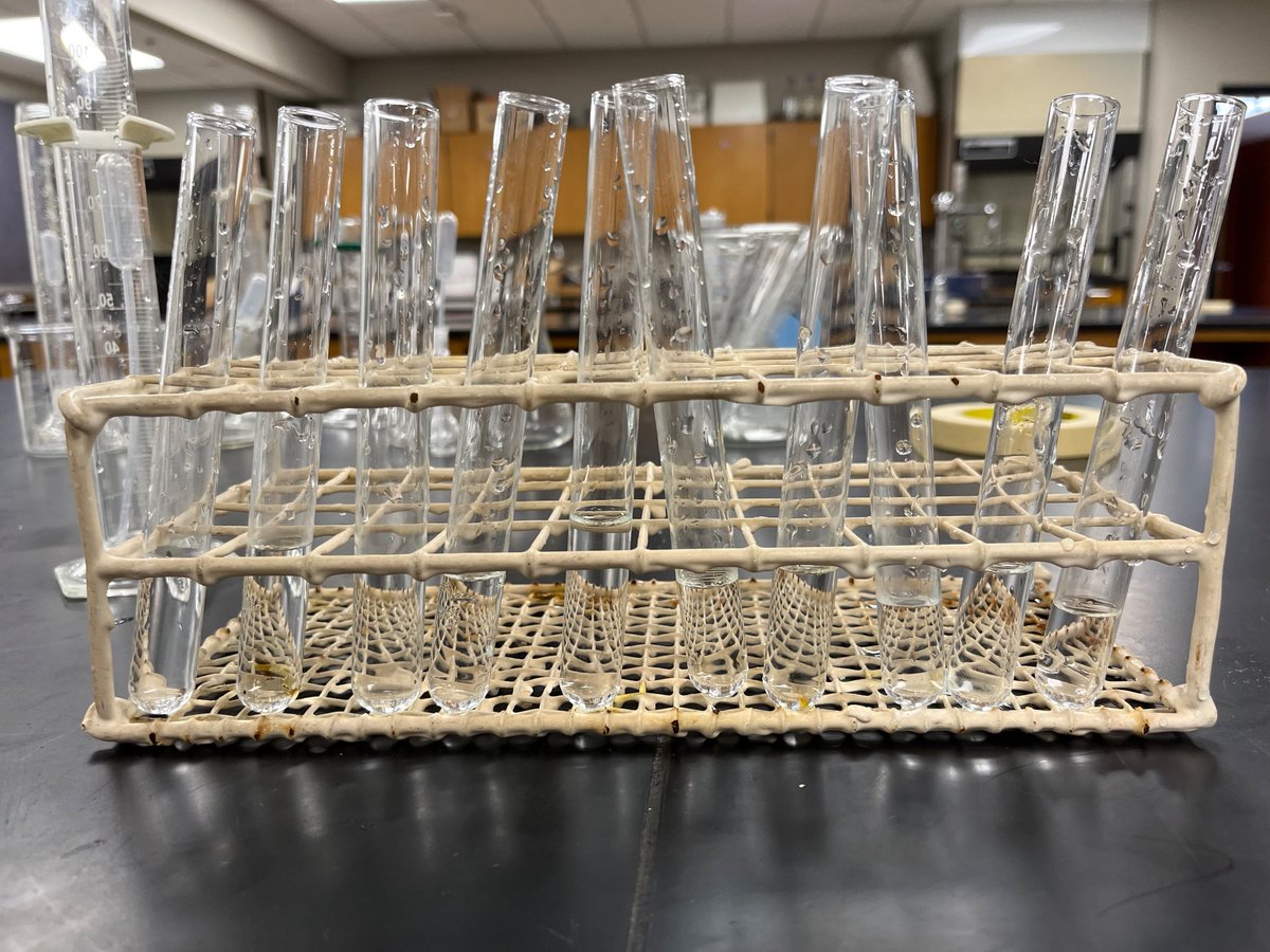 I stole this activity from <a href="/KatyDornbos/">Katy Dornbos  🤸🏽‍♀️</a> who stole it from <a href="/AMcMahonEd/">AlLiS⌬N McMah⌬n</a> 

Students had to fill their container with 10mL. We then compared results in the test tubes. We're talking significant digits tomorrow! #iteachchem
