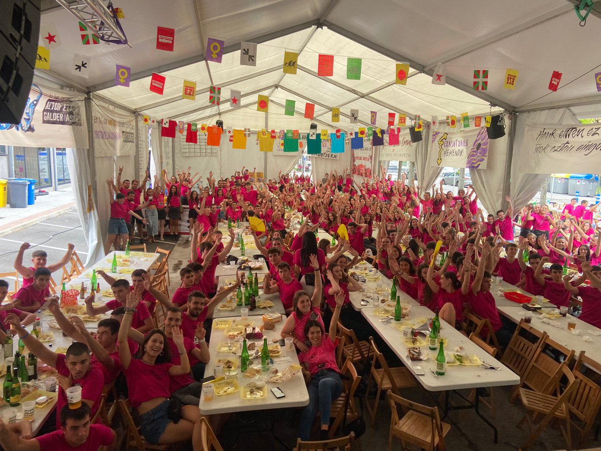 Borrokan, oldarraldian ugalduak. Kaleak gure ahotsez josi ditugu, paretak oihuka dabiltza orain kolore horiei esker. Beste batez, aldarriz bete ditugu kamisetak…

….Autogestioan sinisten duzuen guztioi, autogestioz eraikitzeari ekiten diozuenoi

Aldarrika, oldarka jaioak gara!