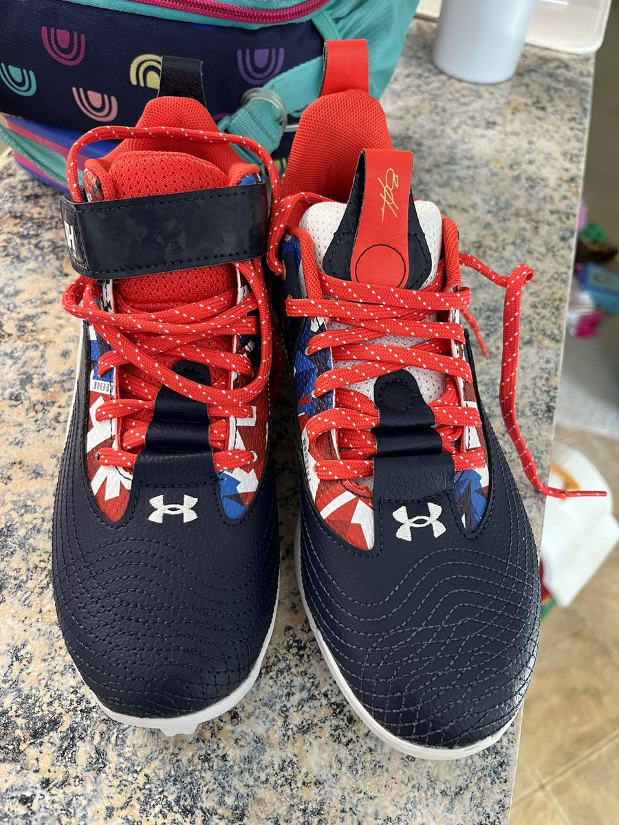 Jbo0331's tweet photo. Thanks @DICKS for not only sending me two different cleats but also two different sizes 🤦🏻‍♂️ https://t.co/CtOOmjIzel