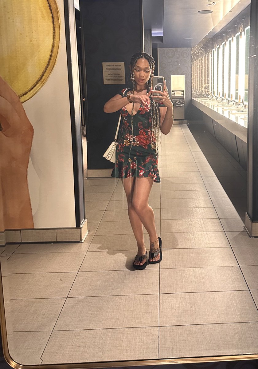 StoneCold_Ffoxx's tweet photo. Mirror Flics✨ https://t.co/vWzhi2W3om