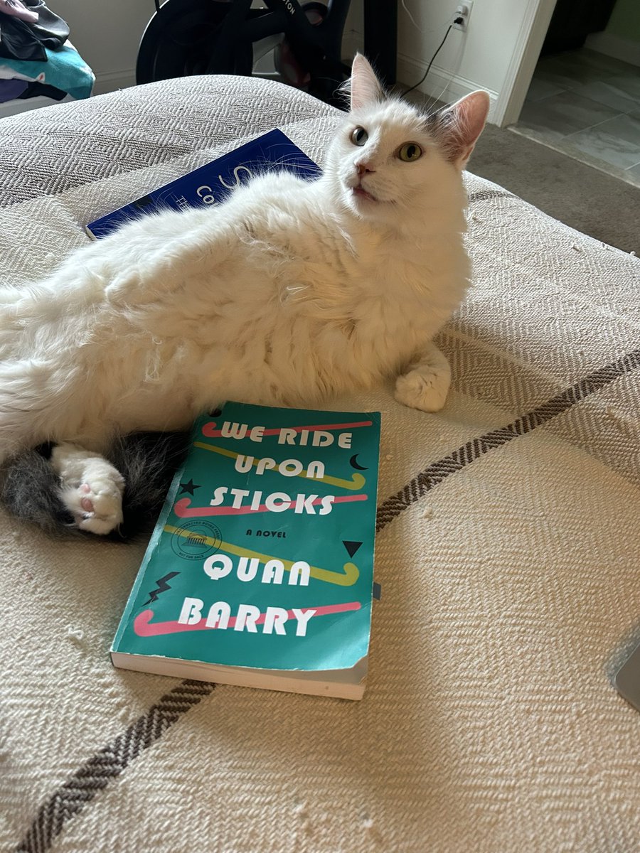 What’s better than slipping into September with a cat and a book about field hockey and witchcraft?🐱🏑🧙‍♀️