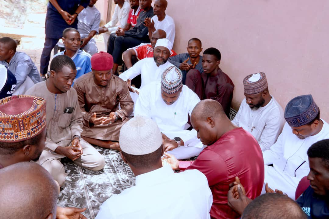 YusufLiman_'s tweet photo. Earlier today, I paid a condolence visit to the family of  Former Kaduna State’s Head of Service, Mal. Abubakar Mustapha over the demise of  his beloved wife, Haj. Saadatu Mustapha who died yesterday after a brief illness. https://t.co/TNBEeCwZrF