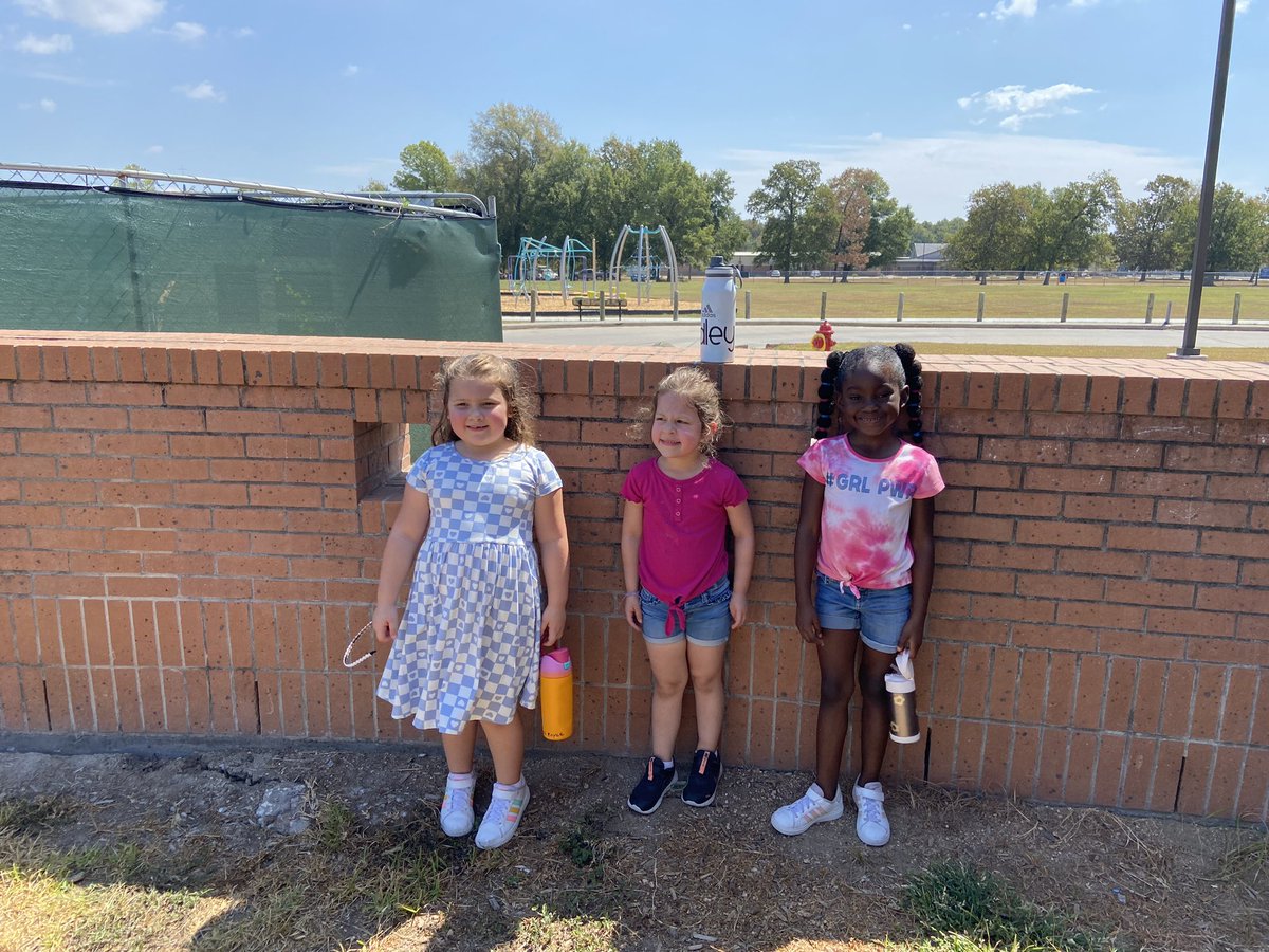 StaceyClancyMBE's tweet photo. The weather felt so nice on the playground today!! @HumbleISD_MBE  #mbeisfamily #nextkidup https://t.co/pycif17uQu
