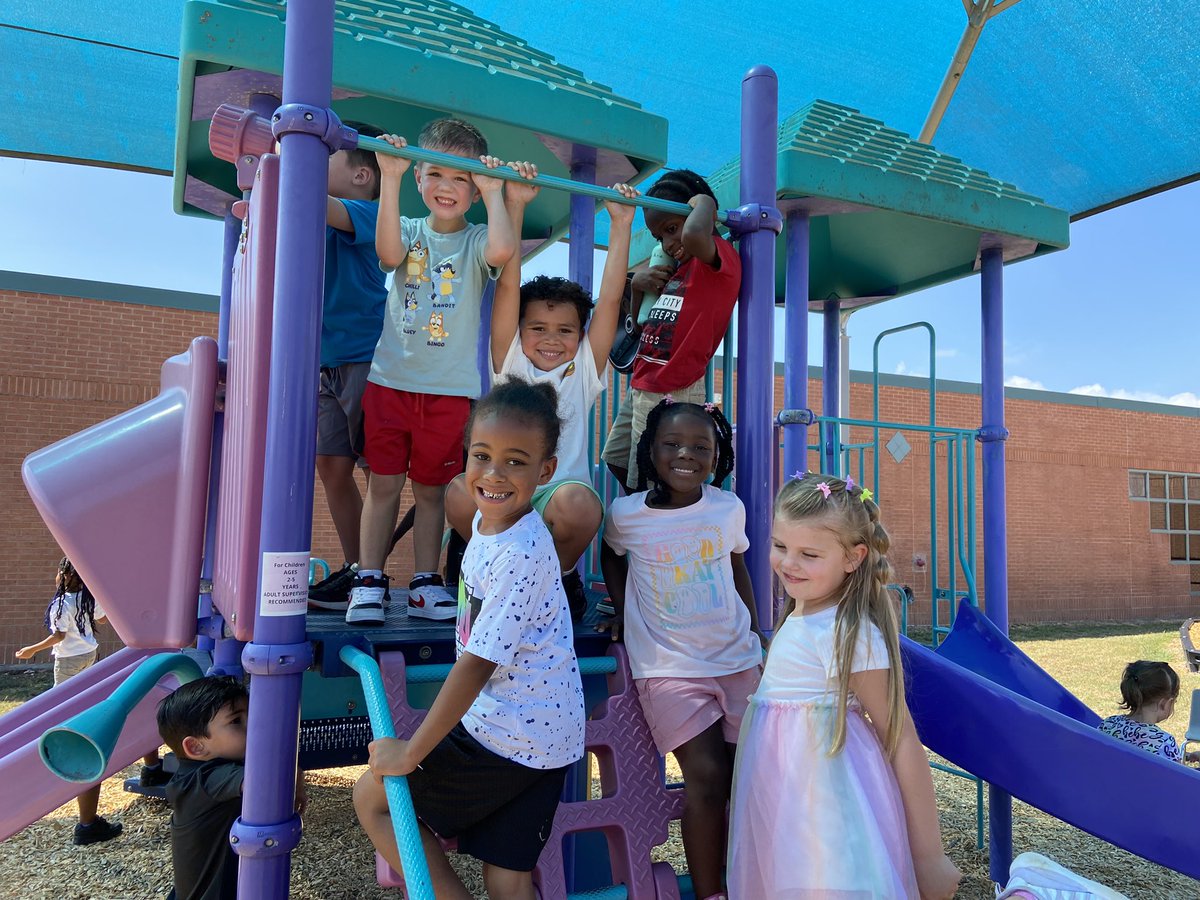 StaceyClancyMBE's tweet photo. The weather felt so nice on the playground today!! @HumbleISD_MBE  #mbeisfamily #nextkidup https://t.co/pycif17uQu