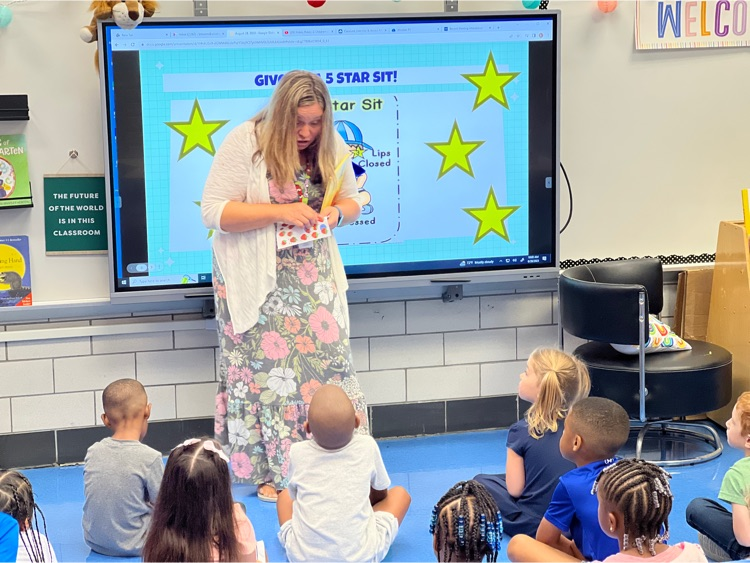 OEhappenings's tweet photo. Class learns about our positive supports at OE.
#joyfullearningcommunity #motivationmonday https://t.co/Rp6bwbTDtL