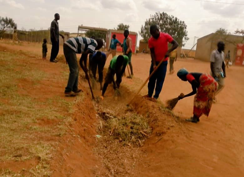 Rwempash_Sector's tweet photo. Uyumunsi #Rwempasha hakomeje, ubukangurambaga bw'isuku n'isukura

Abaturage kandi baributswa kugira isuku yaho bakorera naho batuye, kugira isuku kumihanda, munkengero zayo, gutoragura amashashi n'ibicupa aho biri hose bigashyirwa mubimoteri byabugenewe

@RwandaEast 
@FrankKamu https://t.co/8PAY7ko3aT
