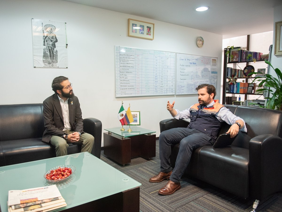 EmbColombiaMex's tweet photo. Nos reunimos con el Comisionado @COFEPRIS, Dr. @AlejandroSvarch, para seguir líneas estratégicas de trabajo conjunto 🇨🇴-🇲🇽 como: liderar agenda integración vía #AMLAC, desarrollo de vacunas, Conferencia Regional sobre la Política de Drogas, y articulación @SSalud_mx @MinSaludCol. https://t.co/EHE43MdCwl