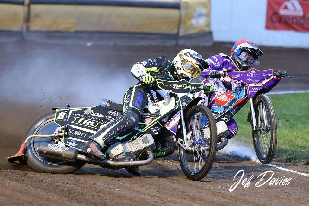 SpeedwayGB's tweet photo. 🏁 𝗥𝗘𝗦𝗨𝗟𝗧!
🏆 Premiership KO Cup Semi-Final
🏟 East of England Arena

🐆 @PboroPanthers 48
🧙‍♂️ @ipswichspeedway 42

➡️ Witches book their place in the KO Cup Final where they will face Sheffield.

📊 Agg score: 81-99
#️⃣ #PETIPS #britishspeedway🇬🇧
📸 Jeff Davies https://t.co/67mw2DB5M4
