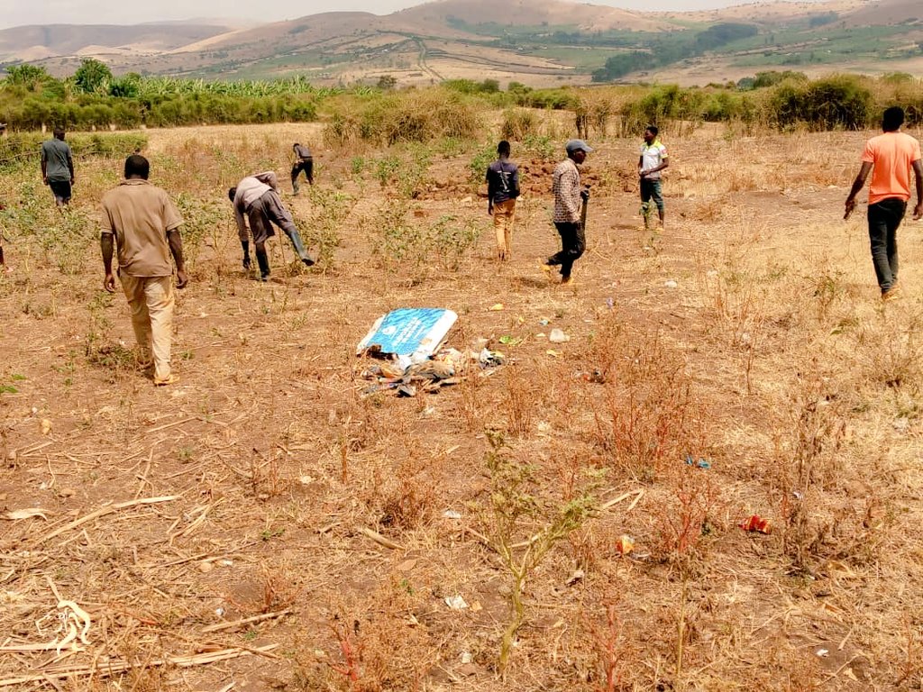 Rwempash_Sector's tweet photo. Uyumunsi #Rwempasha hakomeje, ubukangurambaga bw'isuku n'isukura

Abaturage kandi baributswa kugira isuku yaho bakorera naho batuye, kugira isuku kumihanda, munkengero zayo, gutoragura amashashi n'ibicupa aho biri hose bigashyirwa mubimoteri byabugenewe

@RwandaEast 
@FrankKamu https://t.co/8PAY7ko3aT