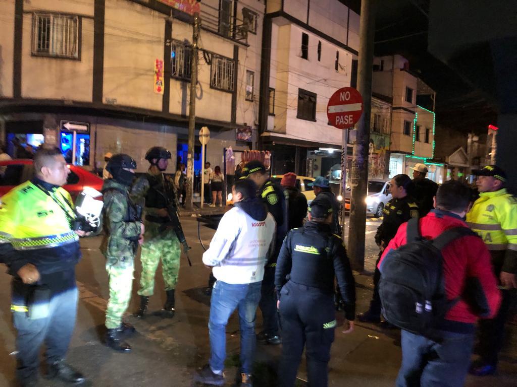 HernanLopezAyal's tweet photo. Comando Nocturno @Alca_Martires  promoción denuncia y socializacion  Corresponsabilidad población LGBTI y policía marco de trata y ESCNNA Protección a mujeres víctimas de VBG,activa ruta comando púrpura,inmovilizaciónes comparendos, Desactivación de riñas @SeguridadBOG @Bogota https://t.co/rAm0BXGRL1