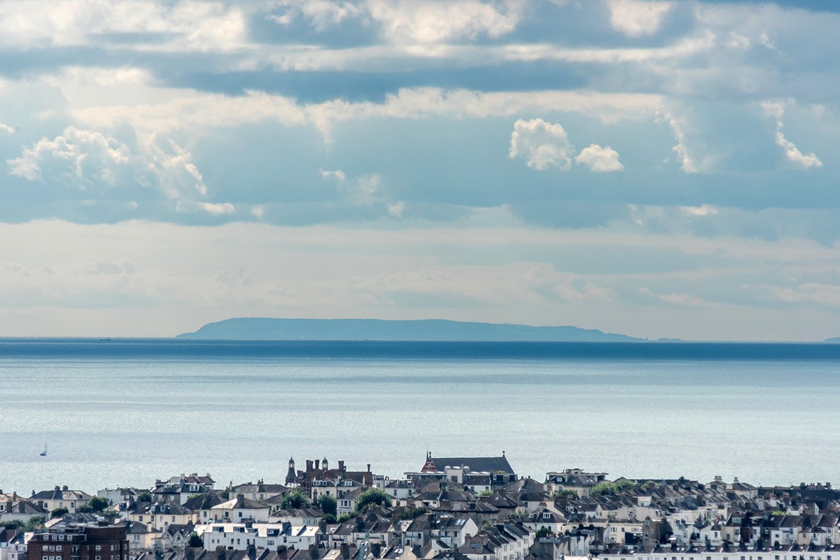 andrewhasson's tweet photo. Brighton #isleofwight #nikon #fiftymilesaway #longlens #englishchannel #seaside #foreshortened #whitehawkhill https://t.co/HYUDX2j7Qh