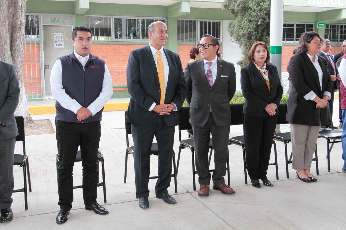 natycastrejonv's tweet photo. Con mucho entusiasmo y alegría, acompañé a la comunidad educativa del @COBAEH_HGO #SanAgustínTlaxiaca en el inicio del ciclo escolar 2023-2024, en donde les compartí el saludo del gobernador @juliomenchaca_, quien nos instruyó hacer la entrega de los uniformes y libros de texto, que sabemos representan un apoyo a la economía familiar de nuestros estudiantes.

Niñas, niños y jóvenes, toda la estructura del sector educativo, estamos a su servicio, ustedes son el alma, el corazón y lo más importante que tenemos. 

#PrimeroElPueblo
#PrimeroLaEducación #ResultadosQueMejoranVidas @SEPHidalgo