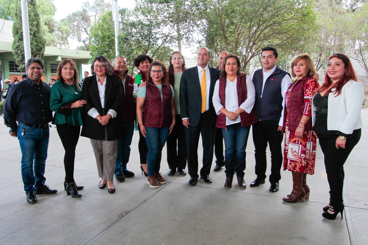 natycastrejonv's tweet photo. Con mucho entusiasmo y alegría, acompañé a la comunidad educativa del @COBAEH_HGO #SanAgustínTlaxiaca en el inicio del ciclo escolar 2023-2024, en donde les compartí el saludo del gobernador @juliomenchaca_, quien nos instruyó hacer la entrega de los uniformes y libros de texto, que sabemos representan un apoyo a la economía familiar de nuestros estudiantes.

Niñas, niños y jóvenes, toda la estructura del sector educativo, estamos a su servicio, ustedes son el alma, el corazón y lo más importante que tenemos. 

#PrimeroElPueblo
#PrimeroLaEducación #ResultadosQueMejoranVidas @SEPHidalgo
