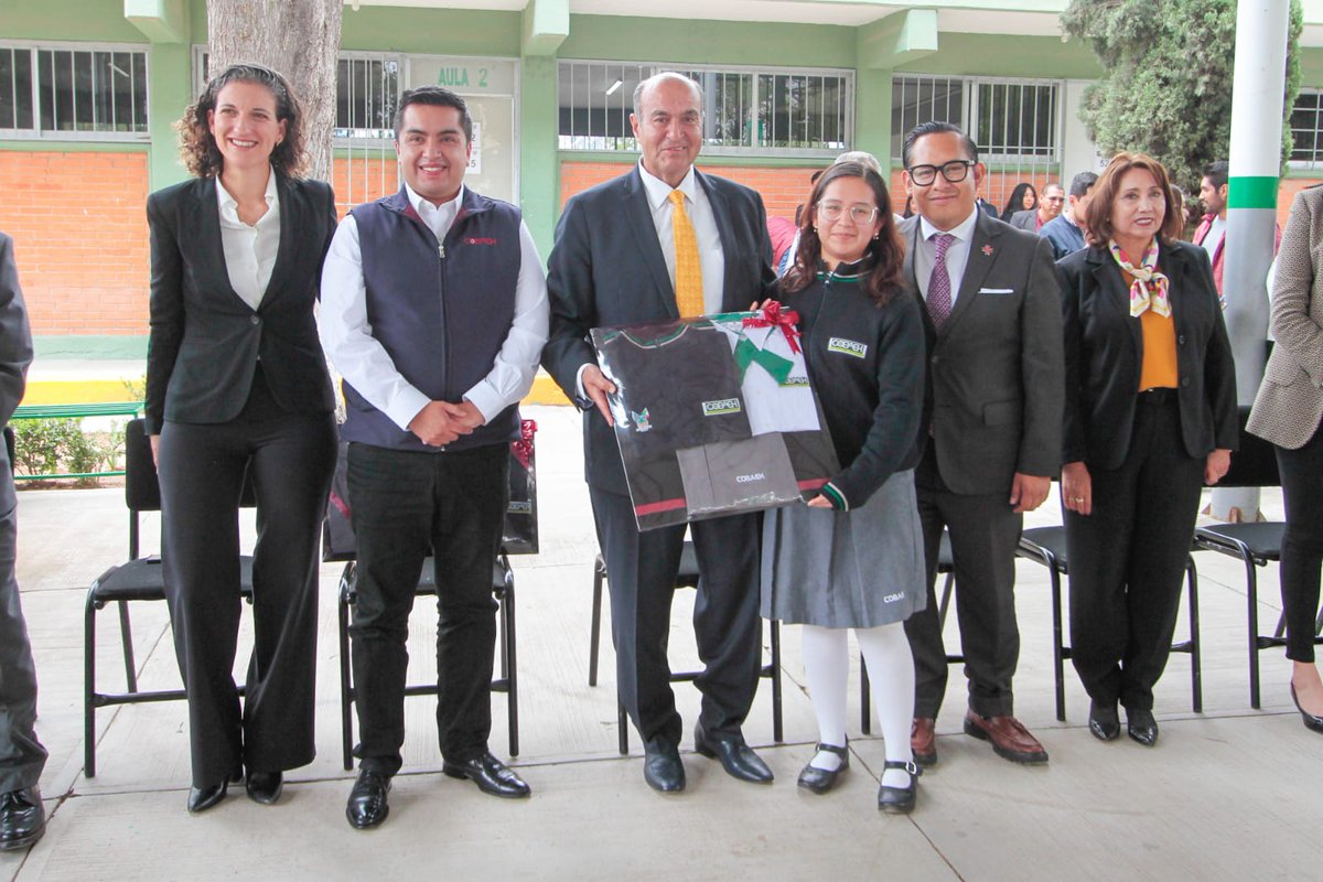 natycastrejonv's tweet photo. Con mucho entusiasmo y alegría, acompañé a la comunidad educativa del @COBAEH_HGO #SanAgustínTlaxiaca en el inicio del ciclo escolar 2023-2024, en donde les compartí el saludo del gobernador @juliomenchaca_, quien nos instruyó hacer la entrega de los uniformes y libros de texto, que sabemos representan un apoyo a la economía familiar de nuestros estudiantes.

Niñas, niños y jóvenes, toda la estructura del sector educativo, estamos a su servicio, ustedes son el alma, el corazón y lo más importante que tenemos. 

#PrimeroElPueblo
#PrimeroLaEducación #ResultadosQueMejoranVidas @SEPHidalgo