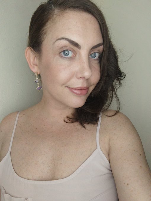🪸  #brunette #longbob #blaueeaugen #heilstein #ohrh&auml;nger #montagsl&auml;cheln #hamburgabend #seidentop #ros&eacute;<a href="/tag/brunette"class="tags">#brunette</a><a href="/tag/longbob"class="tags">#longbob</a><a href="/tag/blaueeaugen"class="tags">#blaueeaugen</a><a href="/tag/heilstein"class="tags">#heilstein</a><a href="/tag/ros%C3%A9"class="tags"><span>#ros&eacute;</span></a><a href="/tag/sommersprossen"class="tags"><span>#sommersprossen</span></a><a href="/tag/montagsl%C3%A4cheln"class="tags"><span>#montagsl&auml;cheln</span></a><a href="/tag/gr%C3%BCbchen"class="tags"><span>#gr&uuml;bchen</span></a>