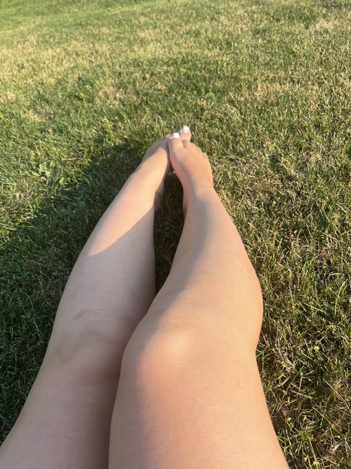 Sitting outside enjoying the weather, show 🐈&zwj;⬛ some love and I&rsquo;ll upload a peak 🫣😘😈 #MondayFunday  #footfetısh<a href="/tag/fetish"class="tags"><span>#fetish</span></a><a href="/tag/mondayfunday"class="tags"><span>#mondayfunday</span></a><a href="/tag/wantmore"class="tags"><span>#wantmore</span></a><a href="/tag/flashme"class="tags"><span>#flashme</span></a><a href="/tag/onlyfans"class="tags"><span>#onlyfans</span></a>