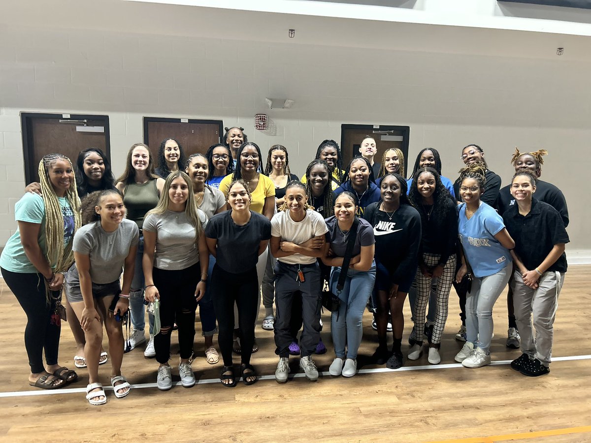 At church together on Sunday. 💙🏀🦁