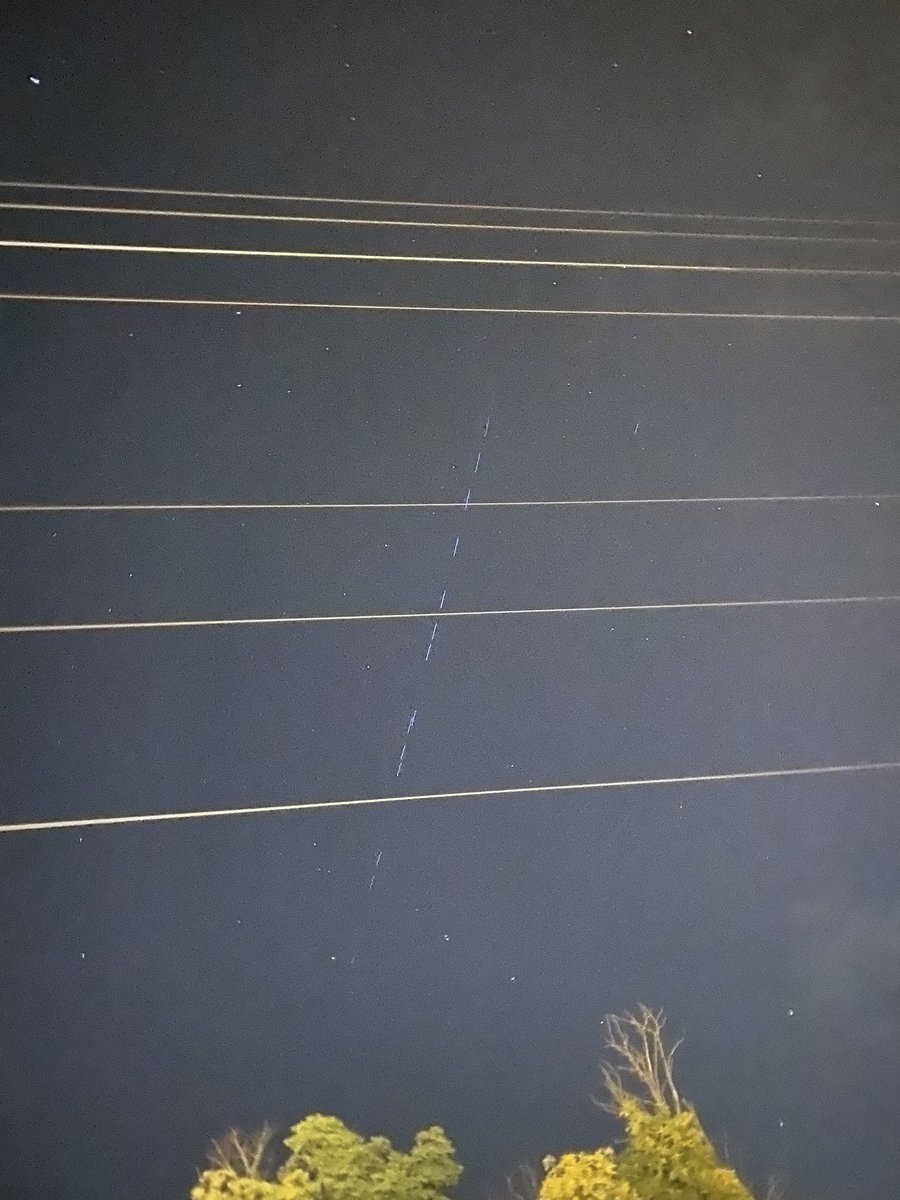 GermainBarbe's tweet image. Ce soir aperçu a 22h30 dans le ciel de  #tinqueux #reims . Probablement des satellites starlink. Des points tous aligné.  #lunion