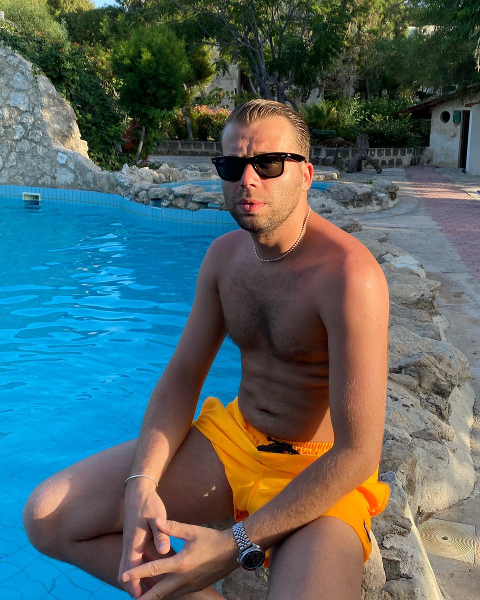 burak_saoglu's tweet photo. Yine yaz bitti biz göremeden güneşi ☀️ 👓 https://t.co/uMdfqO5TRX