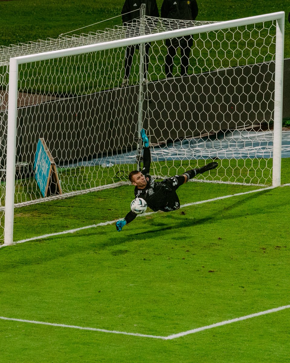 FCAnnecy's tweet photo. 🧤 Il a fallu lutter. 😤

#FCAASSE #GoReds https://t.co/GUgEbQN0Tt