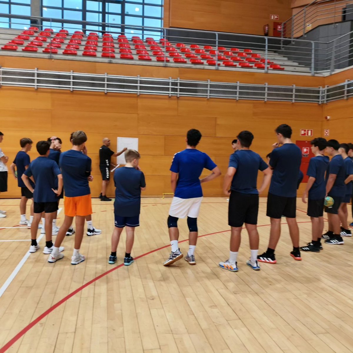 CBBarakaldo's tweet photo. 🔈Los equipos senior Provincial, juvenil y cadetes se han puesto en marcha en la tarde de hoy.

#Barakaldo #cantera #harrobia #masFuertesQueNunca https://t.co/CGDmYXabml