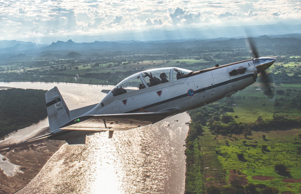 RevistaFAC's tweet photo. #TipAeronáutico
El #T6C se caracteriza por ser el avión de entrenamiento militar más seguro y rigurosamente probado con una alta aceptación y confiabilidad. Es un avión de ala baja con rasgos aerodinámicos que le dan una alta capacidad de maniobra a bajas y altas velocidades. https://t.co/cgFu9goRHe