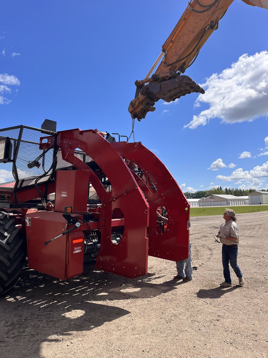 gthomp97's tweet image. Everyone thought I was crazy, but it works like a dream.  @AmityTechnology 2700 with the new style scrub frame.  I call it the 2710.  Just need to dig a good crop and find the next bottleneck. @CrystalSugarCo