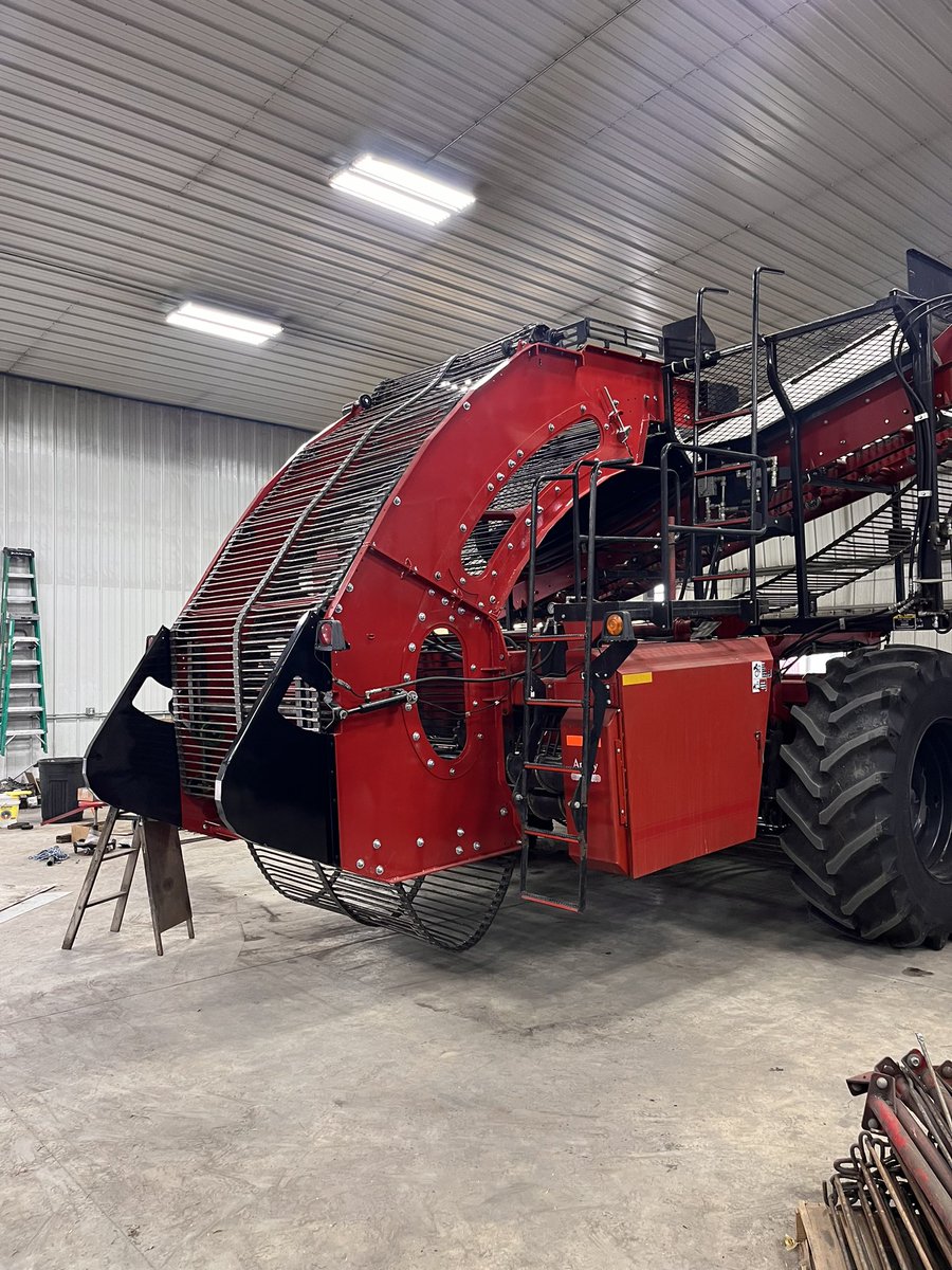 gthomp97's tweet image. Everyone thought I was crazy, but it works like a dream.  @AmityTechnology 2700 with the new style scrub frame.  I call it the 2710.  Just need to dig a good crop and find the next bottleneck. @CrystalSugarCo