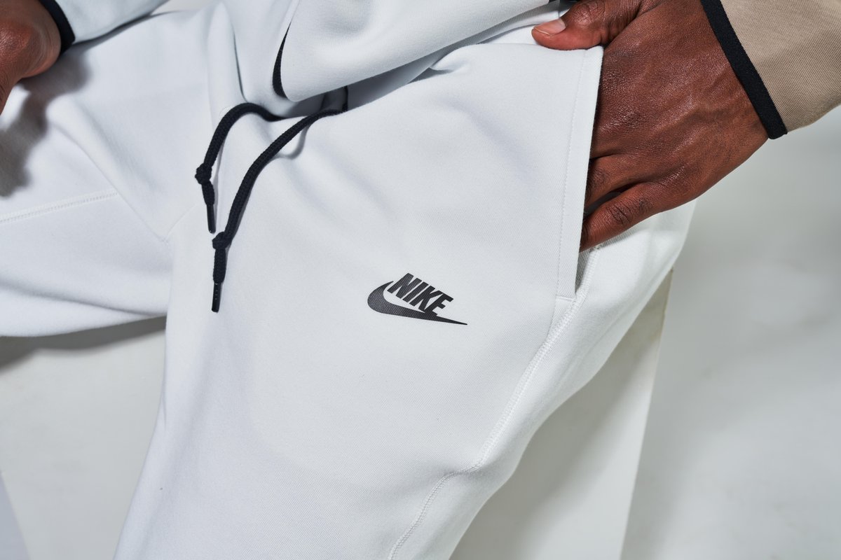 hibbettofficial's tweet image. Coming in smooth.😎

🍃 Nike Tech Fleece available now! 🍂

Link: bit.ly/3YSm4zw 

#nike #techfleece #outfit #clothing #season #fashion
