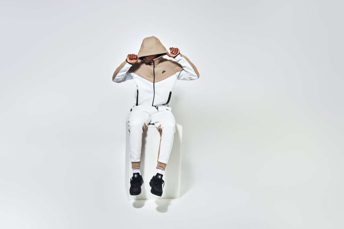 hibbettofficial's tweet image. Coming in smooth.😎

🍃 Nike Tech Fleece available now! 🍂

Link: bit.ly/3YSm4zw 

#nike #techfleece #outfit #clothing #season #fashion