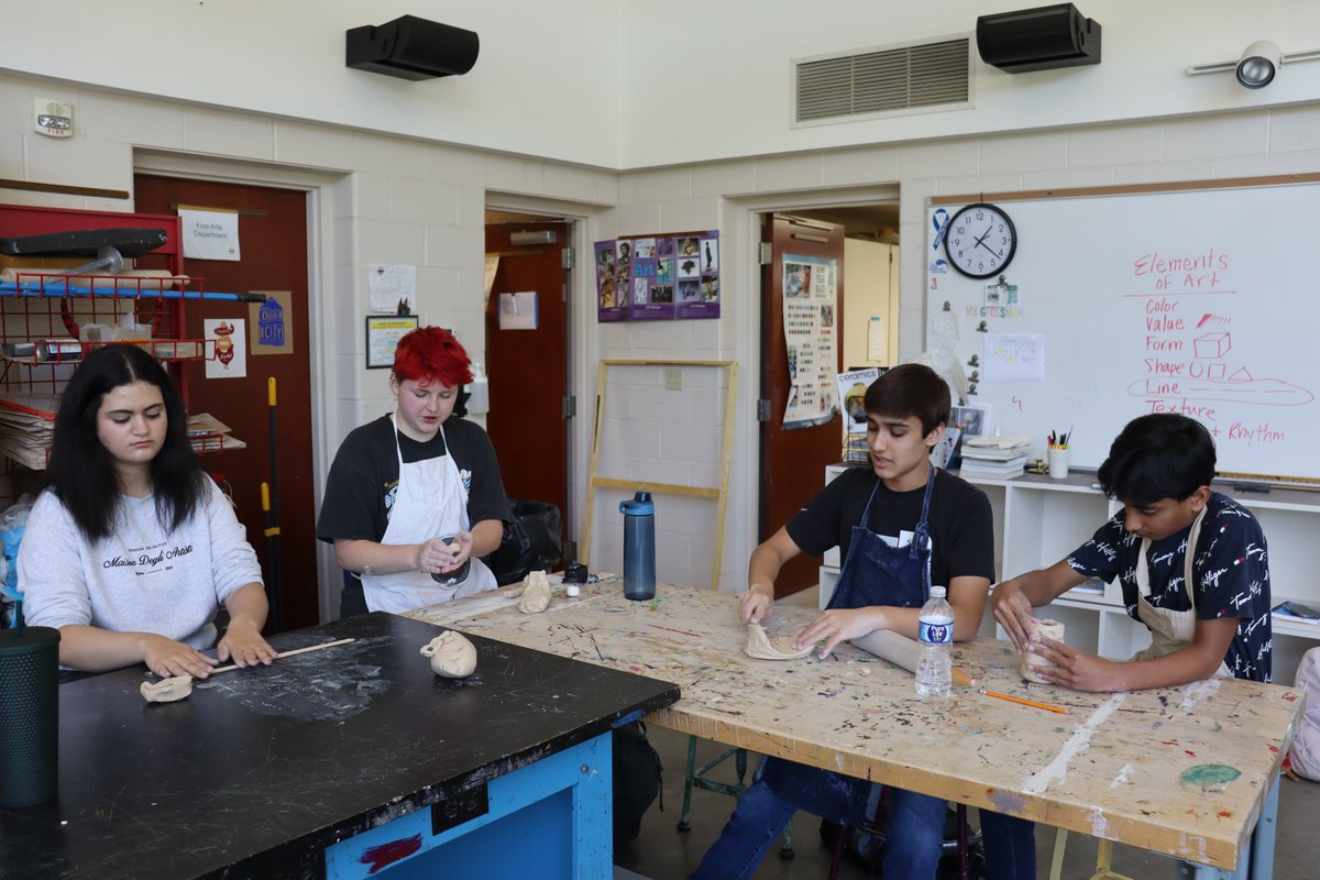 LakeRidgeRoyals's tweet photo. Our Royals returned to #LakeRidgeAcademy today and are back in action! Lower, Middle, and Upper School students wasted no time getting into their class schedules and utilizing our 93-acre campus as they kicked off our first full week of the year. https://t.co/gNJLsx3AO1