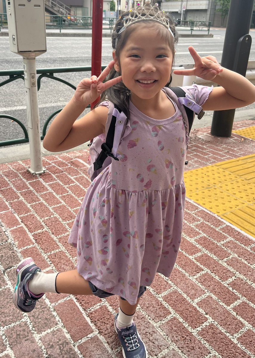 hlife_n's tweet photo. 今日からElementary School！初めてのSchool Bus通学。母は心配で持たせたGPSの居場所を1分おきに確認してしまったよ😂
あっという間に小学生！ https://t.co/qCfjPyzqkf
