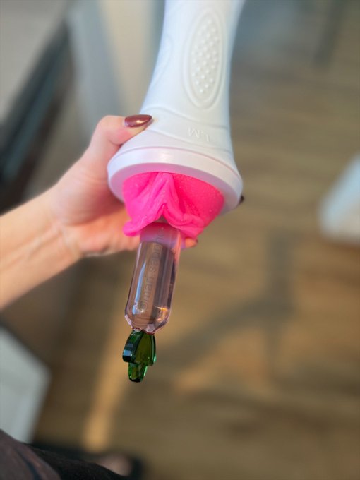 I can&rsquo;t believe someone is winning this and gets to fuck my pussy soon 😳🥵 https://t.co/oH24EUdRuD