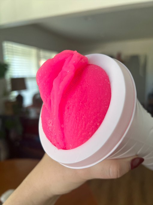 I can&rsquo;t believe someone is winning this and gets to fuck my pussy soon 😳🥵 https://t.co/oH24EUdRuD