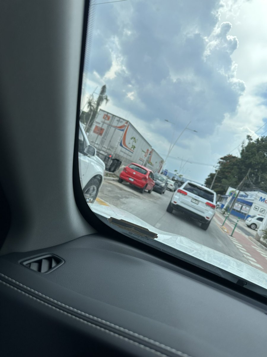 Serch_Guerrero's tweet photo. Buenísimo estacionamiento que les construyeron a los traileros y a estos inadaptados !!! 
Apoco van a pisotear su autoridad?? @vialidadgdl @EnriqueAlfaroR 
Ayuda @Trafico_ZMG laterales tomadas en ambos sentidos para estacionamiento https://t.co/xRrxhjRuAs