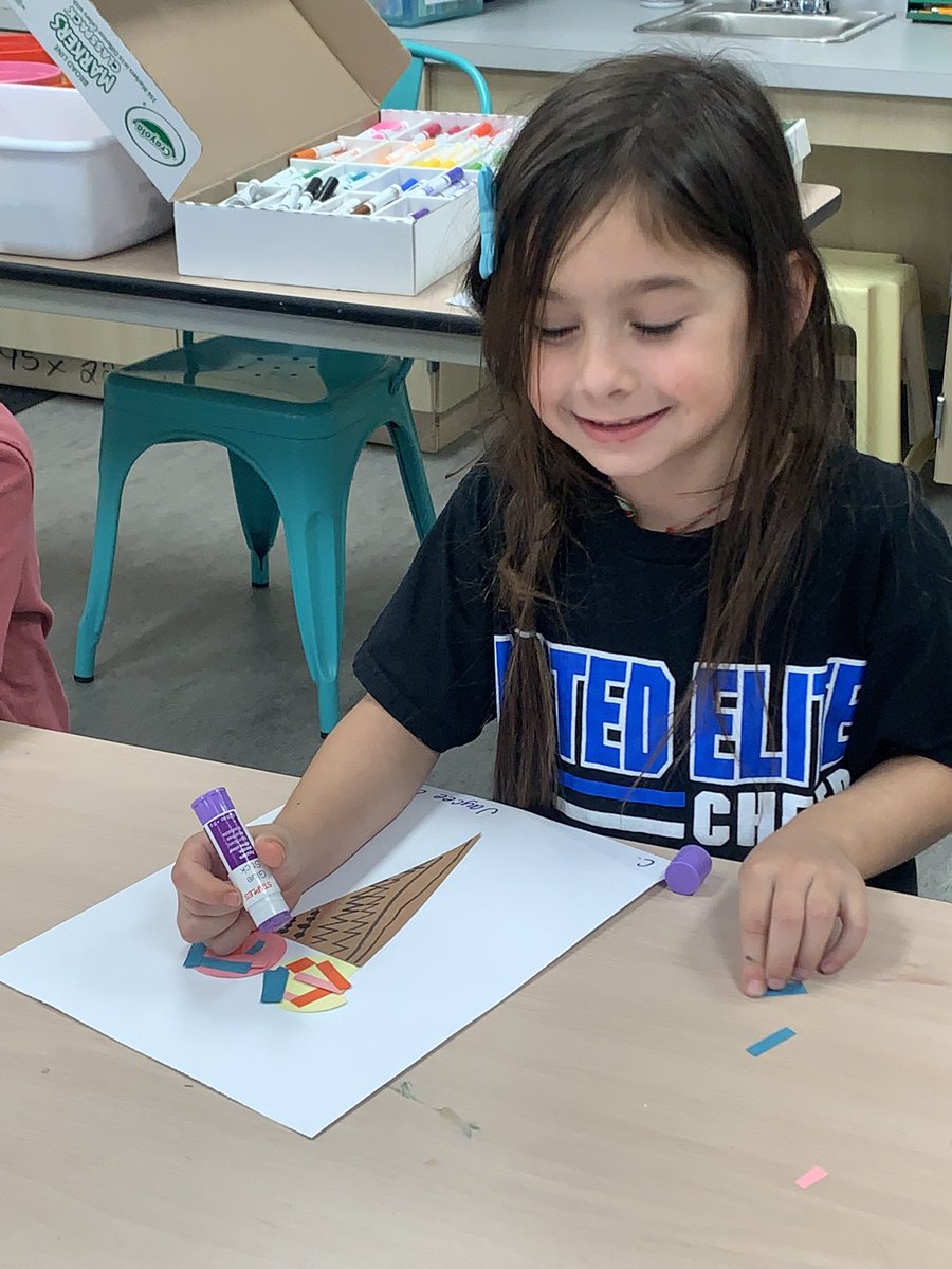 woodard_julie's tweet photo. Lines, triangles, circles and rectangles with #thinkingcoolthoughts equals lots of smiles and yummy looking cool treats!!
@rockwallschools
@risdfinearts
#pullenpride
#pawsart https://t.co/ApliUZIaWM