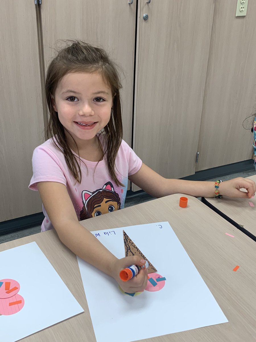 woodard_julie's tweet photo. Lines, triangles, circles and rectangles with #thinkingcoolthoughts equals lots of smiles and yummy looking cool treats!!
@rockwallschools
@risdfinearts
#pullenpride
#pawsart https://t.co/ApliUZIaWM