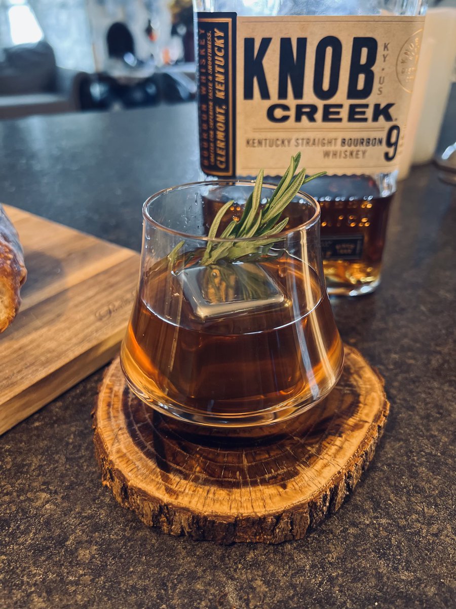 JohnyMacGames1's tweet photo. Nothing like a good Rosemary Old Fashioned! https://t.co/pzcOY3VgIk